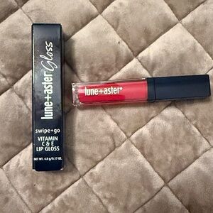 Lip Gloss in Vibrant Red❤️❤️